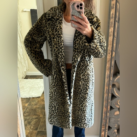 FAUX FUR COAT SIZE LARGE - Picture 4 of 4